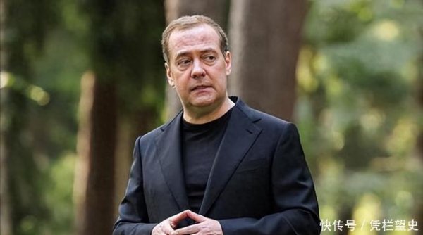 鸿满仓 现在明白了：特朗普之前派核潜艇威胁，就是怕俄乌和平谈判绕开他