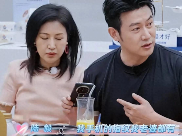 信德 生没生孩子的区别！50岁陈紫函和49岁鲍蕾，一个疲惫一个像少女