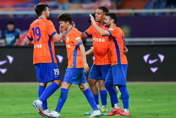 鼎宝融 郭田雨直播引起争论，马纳法手球争议有定论，彭新力与球迷起冲突